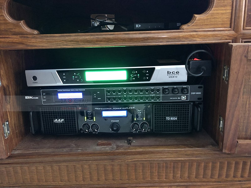 Cục đẩy 4 kênh AAP TD8004 kết hợp cùng vang số chỉnh cơ BK sound DSP9000 đóng vai trò khuếch đại và xử lý âm thanh ra loa cực hay, hạn chế tối đa tình trạng méo, vỡ tiếng, chống hú rít cực tốt