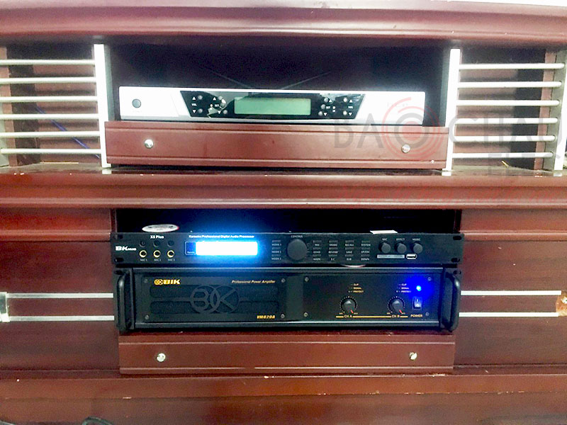 Cục đẩy 2 kênh BIK VM 620A kết hợp với vang số BKsound X5 Plus đóng vai trò chống hú rít, khuếch đại và xử lý âm thanh ra loa cực hay