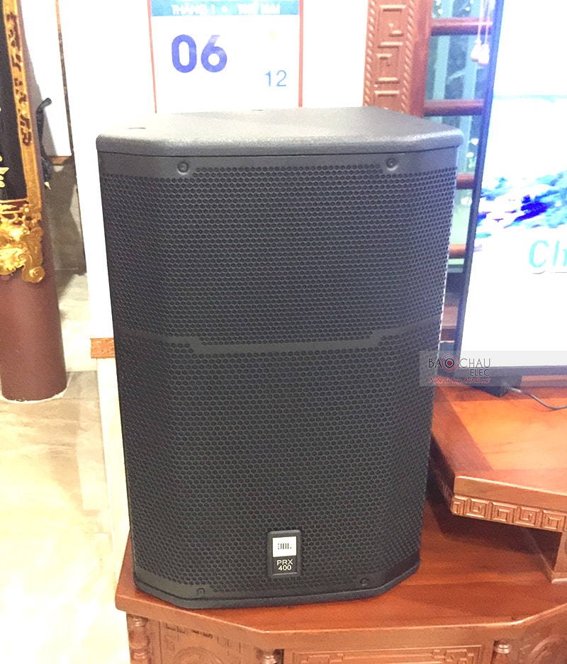 Loa JBL PRX 415M là hệ thống 2 đường tiếng, sử dụng bass 40cm, hoạt động ở mức công suất 300/ 1200W, cho âm thanh sống động, mạnh mẽ