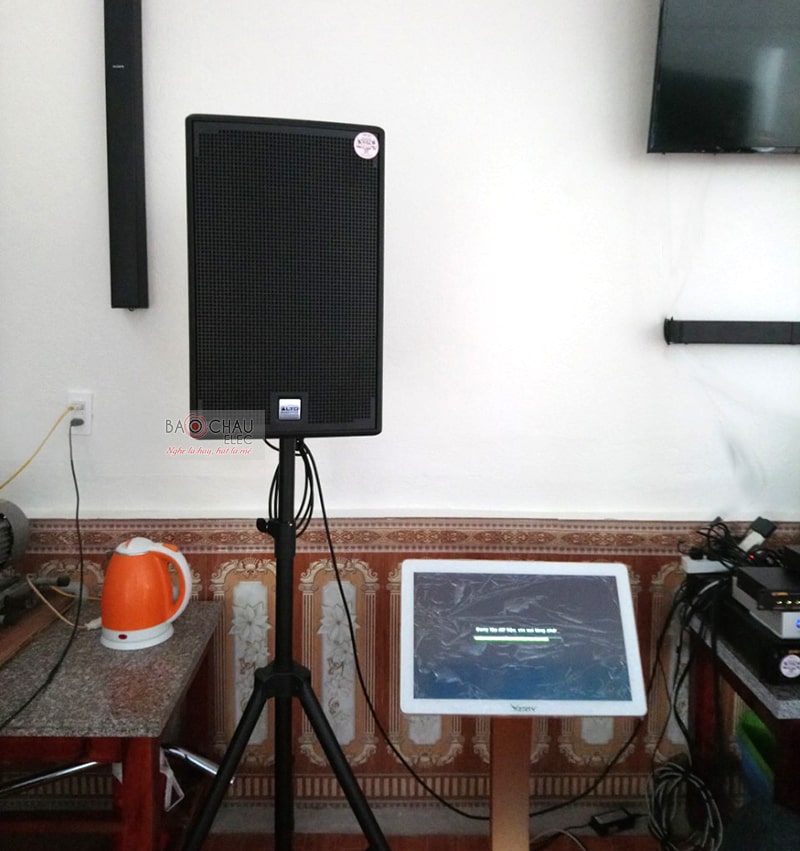 Loa karaoke Alto AT2000 mang kiểu dáng đứng, sử dụng tone màu đen làm chủ đạo, các chi tiết mặt trước và sau được bố trí khoa học cho người dùng dễ dàng sử dụng