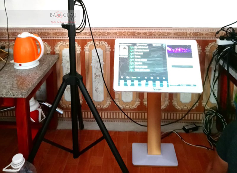 Màn hình cảm ứng Việt KTV 22 inch thiết kế hiện đại, giao diện trực quan, rất phù hợp để sử dụng ở gia đình và các phòng hát kinh doanh