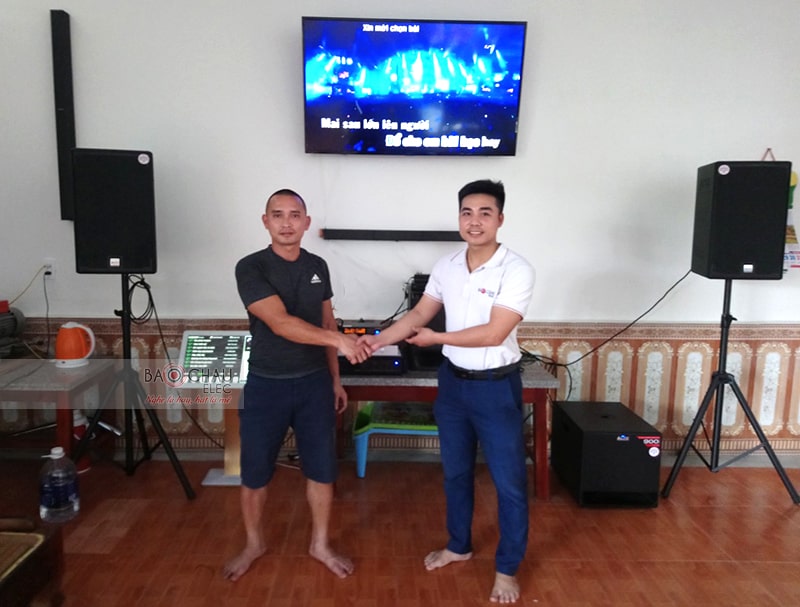 Sử dụng dànkaraoke chuẩn, anh Đạt và các thành viên trong gia đình tỏ vẻ rất hài lòng với chất âm sinh động, chi tiết