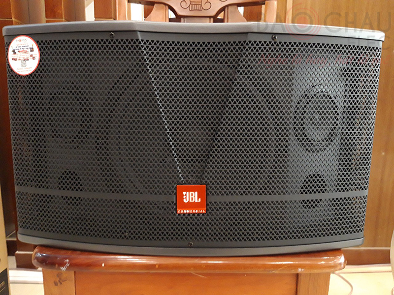 Loa karaoke JBL CV1052T thiết kế hiện đại, vóc dáng nhỏ gọn, sử dụng tone màu đen tuyền làm chủ đạo nên dễ dàng sắp đặt trong các không gian giải trí. Thùng loa gỗ MDF kết hợp cùng tấm ê - căng thép ở mặt trước tạo nên lớp vỏ bọc cứng cáp, bảo vệ các củ loa