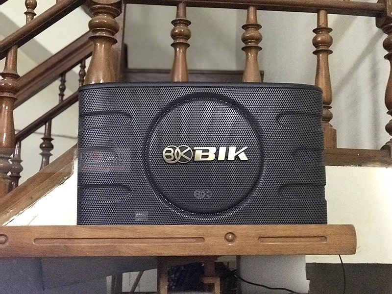 Hệ thống loa 2 đường tiếng, cấu tạo gồm 3 củ loa, trong đó có 1 loa bass 25cm và 2 loa treble 7.7 cm. Hoạt động ở mức công suất 150/ 450W, cho âm thanh sống động, chân thực và đầy chi tiết