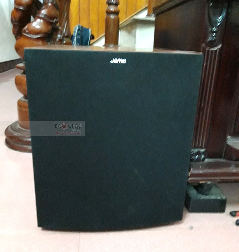 Được nhà sản xuất trang bị củ bass 30cm cho chất âm trầm sâu lắng, mạnh mẽ, đáp ứng nhu cầu hát karaoke, nghe nhạc cực tốt. Sub điện Jamo J12 tích hợp mạch Class D công suất 200/ 400W mang đến khả năng tái tạo âm thanh hoàn hảo