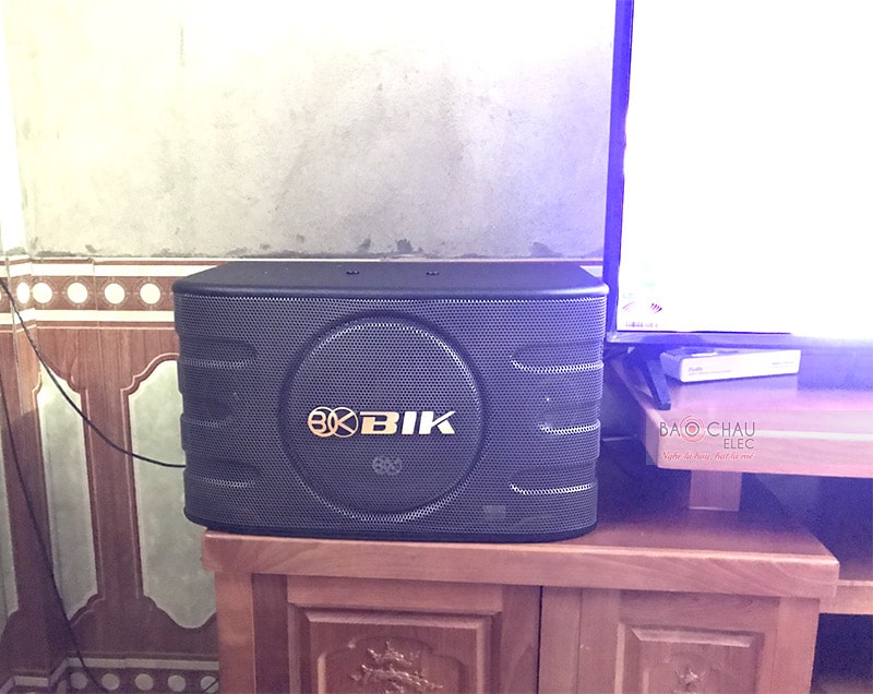 Loa karaoke BIK BJ-S668 sở hữu thiết kế nhỏ gọn, màu sắc sang trọng, dễ dàng lắp đặt trong không gian giải trí gia đình. Là hệ thống 2 đường tiếng, trang bị 1 củ bass 25cm và 2 củ treble 7.7cm, hoạt động ở mức công suất 150/ 450W chất âm sống động, uy lực