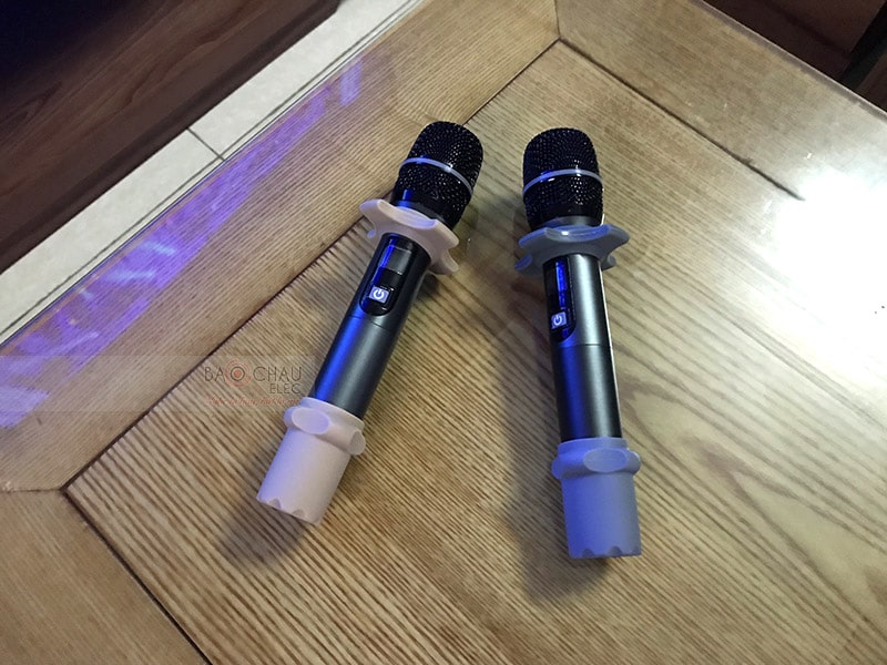 Cặp tay micro không dây BKsound đi kèm đẩy liền vang được ứng dụng sóng siêu cao UHF, có phạm vi hoạt động lên đến 30m