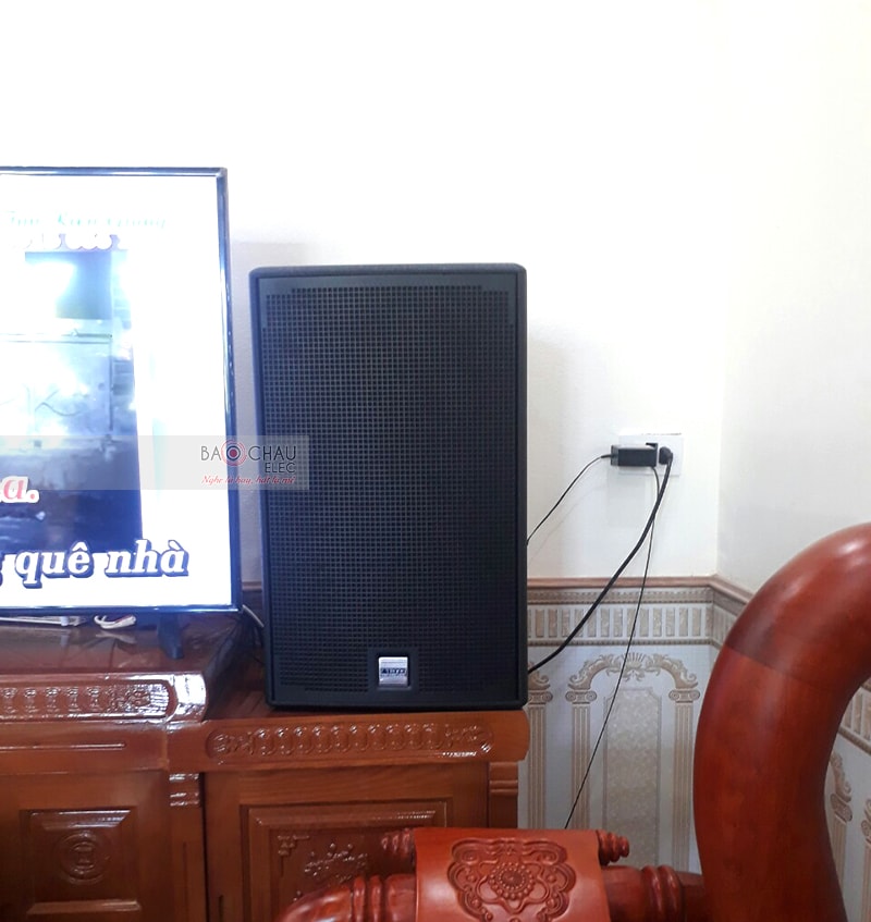 Hệ thống loa 2 loa, 2 đườn tiếng, bao gồm 1 củ bass 30cm và 1 củ treble 4.3cm có khả năng tái tạo đầy đủ và xử lý các dải âm này tách bạch, không bị trộn lẫn khi phát ra loa