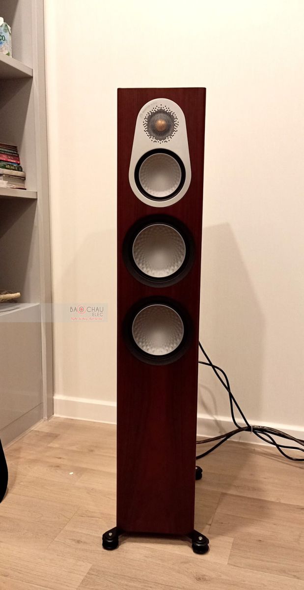Cấu tạo 4 củ loa gồm 2 củ bass 15cm, 1 loa mid 10cm và 1 loa treble 2.5cm có khả năng tái tạo âm thanh hoàn hảo, đầy đủ các dải âm thanh đem đến hệ thống âm thanh chất lượng