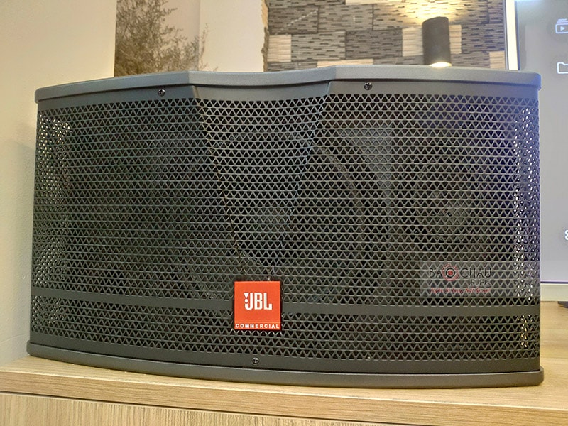 Là mẫu loa karaoke mới nhất đến từ hãng JBL, mang phong cách thiết kế hiện đại, sử dụng tone màu đen sang trọng. Hệ thống 2 đường tiếng, cấu tạo gồm 1 củ bass 30cm và 2 củ treble 7.6cm, hoạt động ở mức công suất 300/ 1200W tái tạo âm thanh mạnh mẽ, tròn đầy, thể hiện rõ rệt các dải
