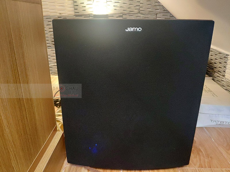 Sub điện Jamo J12 trang bị củ bass 30cm với màng loa làm từ sợi poly mạ nhôm cho loa hạn chế tình trạng méo tiếng. Mạch Class D cho công suất 400W giúp âm thanh khuếch đại mạnh mẽ, lan tỏa rộng trong không gian