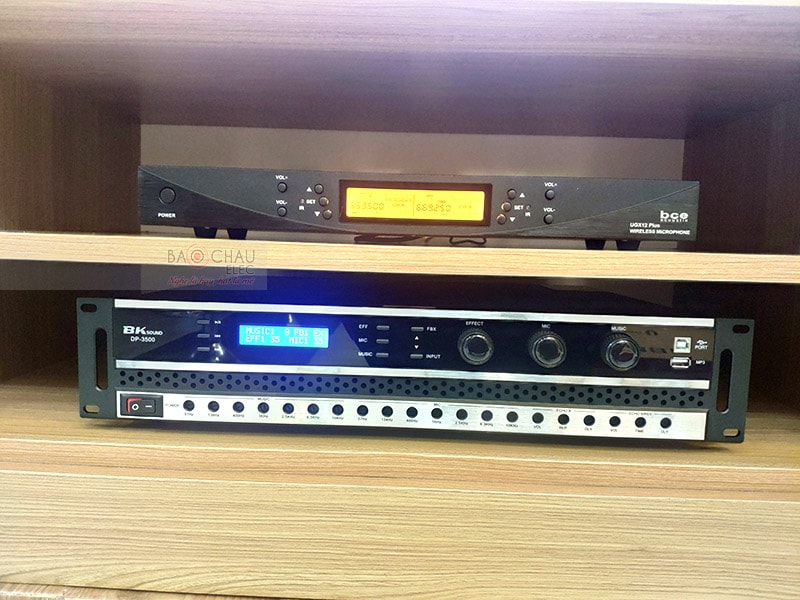 Đẩy liền vang BK Sound DP3500 thiết kế gồm 2 kênh riêng biệt với công suất 350W/ CH cho âm thanh sống động, chân thực. Ứng dụng những công nghệ mới như Analog Devices ADAU1701, chip xử lý ATS2825, sò công suất Toshiba,... mang đến khả năng xử lý âm thanh hiệu quả, giảm thiểu nhiễu sóng, biến dạng