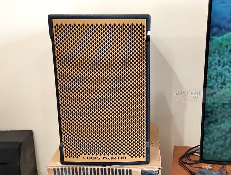 Loa karaoke Louis Martin Ktwo12 thu hút ngay từ vẻ bề ngoài với màng loa được phủ một lớp sơn màu vàng ánh kim