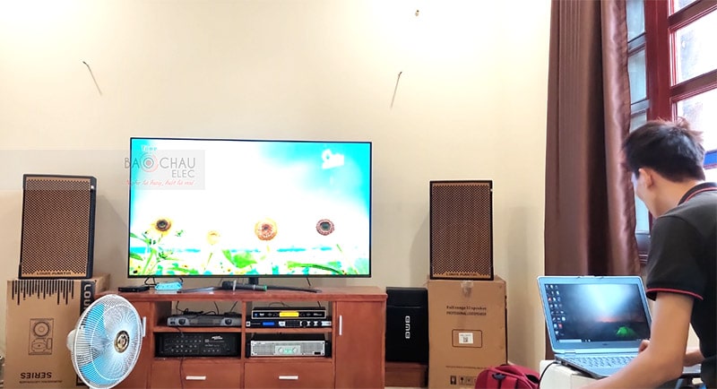 Kỹ thuật viên tiến hành setup để bàn giao cho gia đình sử dụng