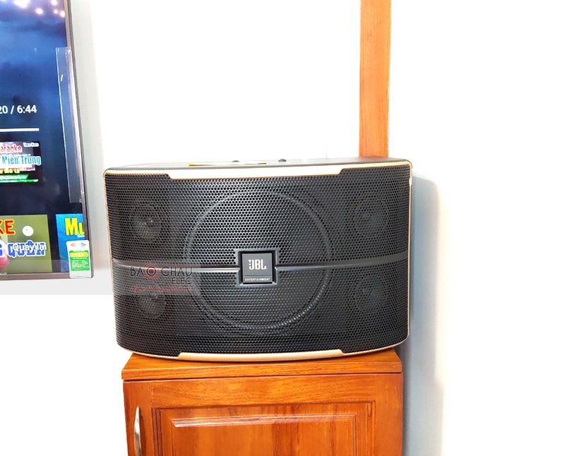 Hệ thống 3 đường tiếng được tạo nên từ 5 củ loa, bao gồm 1 củ bass 30cm, 2 loa mid 7.6cm và 2 củ treble 7.6cm cho khả năng mang tới đầy đủ các dải âm thanh