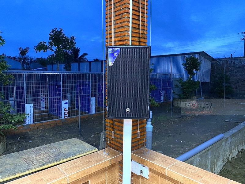 Loa karaoke RCF C MAX 4112 mang thiết kế hiện đại, mang kiểu dáng hình trụ đa giác, bề mặt sử dụng tone màu đen tuyền làm chủ đạo, lắp đặt rất phù hợp với mọi không gia nội thất