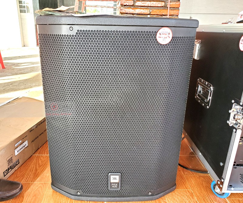 Loa JBL PRX 418S thuộc dòng sub hơi, củ bass kích thước đường kính 50cm, hoạt động ở mức công suất cực đại lên đến 3200W giúp tái hiện âm trầm sâu chắc, cực kỳ uy lực