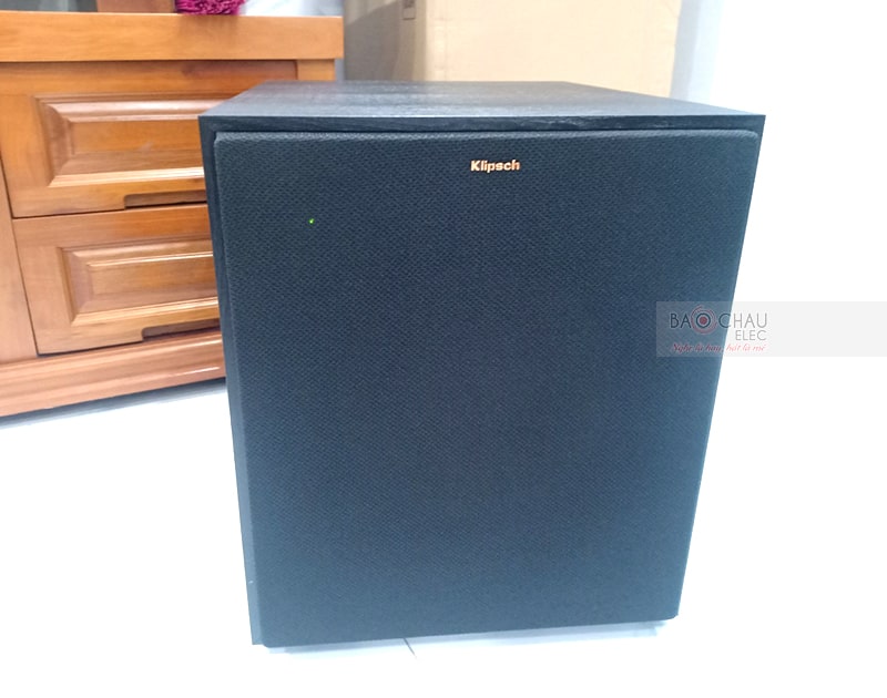 Sub điện Klipsch R120SW trang bị củ bass 30cm, mạch khuếch đại Class D cho công suất 200/ 400W, tái hiện âm trầm sâu chắc, uy lực