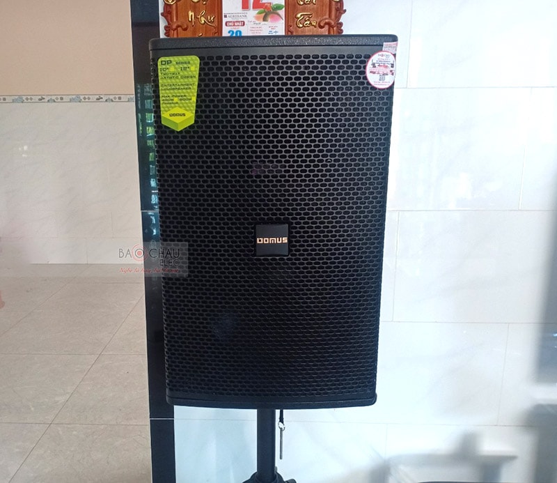 Loa Domus DP-6120 có cấu tạo gồm 2 củ loa, trong đó có 1 loa bass 30cm và 1 loa treble 3.3cm, hoạt động ở mức công suất 350/ 1400W cho ra âm trầm mạnh mẽ kết hợp cùng âm cao sáng, mịn không gây cảm giác chói tai rộng khắp không gian sử dụng
