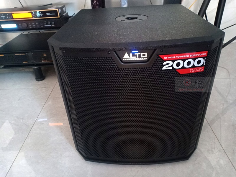 Sub điện Alto TS312S được trang bị 1 củ bass 30cm với cuộn âm 7.6cm, hoạt động dựa trên mạch khuếch đại Class D công suất cực đại 2000W cho âm trầm sâu chắc, mạnh mẽ