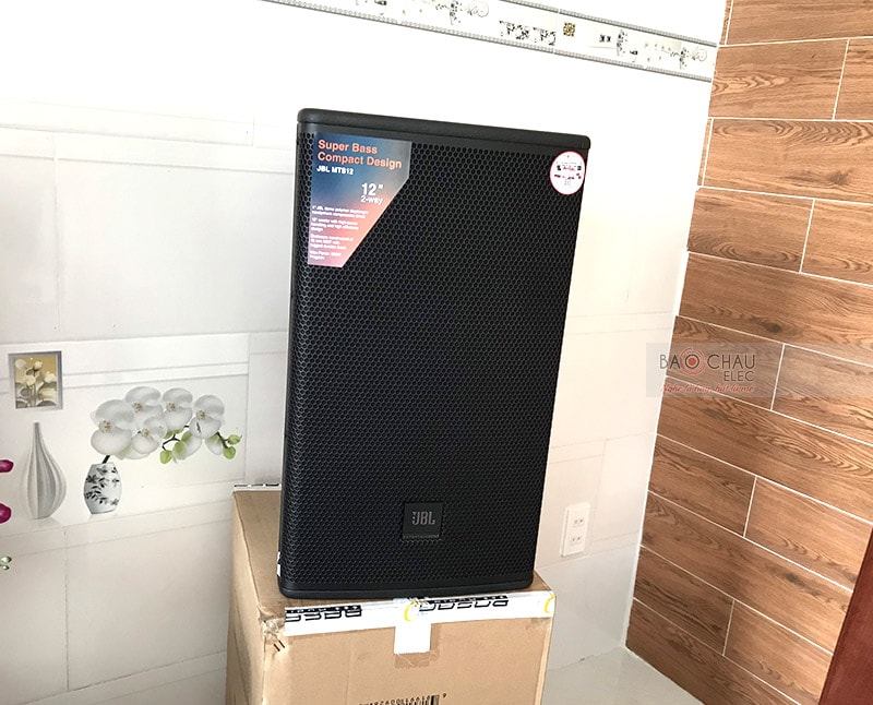 Loa toàn dải 2 đường tiếng, cấu tạo gồm 1 củ bass 30cm và 1 củ treble JBL 2414H-C 2.5cm, hoạt động ở mức công suất 400/ 1600W phủ âm dày và đều khắp phòng