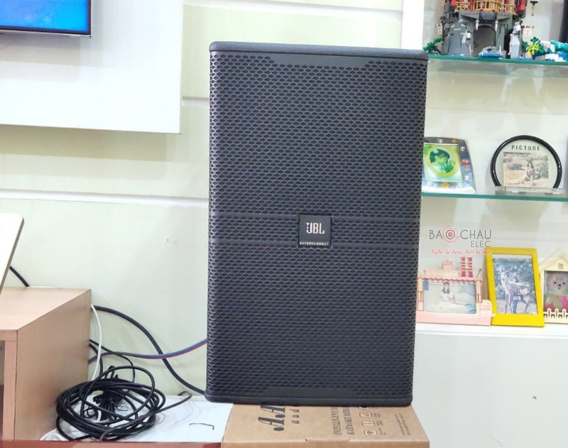 Loa karaoke JBL KP4012 có kiểu dáng khỏe khoắn, mạnh mẽ với vỏ loa được làm bằng ván ép bạch dương nhập khẩu, bề mặt được phun bằng lớp phủ nhựa mang lại vẻ ngoài trang trọng, cao cấp
