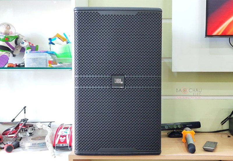 Là mẫu loa toàn dải 2 đường tiếng, sử dụng 1 củ bass 25cm và 1 củ treble 3.8cm, trang bị mức công suất 300/ 1200W nên có thể tái hiện âm thanh một cách tối ưu, chân thực nhất để mang tới một chất âm thực sự hoàn hảo