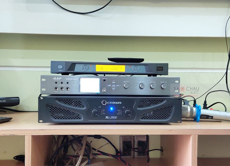 Cục đẩy 2 kênh Crown XLi2500 kết hợp cùng vang số AAP K9800 New 2020 đóng vai trò khuếch đại và xử lý âm thanh ra loa cực hay, hạn chế tối đa tình trạng méo, vỡ tiếng, chống hú rít cực tốt