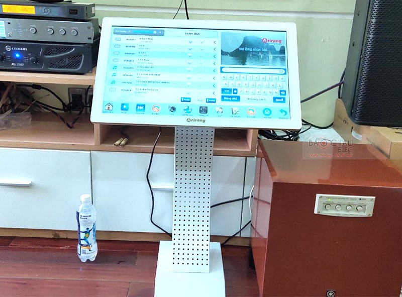 Đầu karaoke Arirang K1 được tích hợp ổ cứng 3TB giúp lưu trữ được lượng bài hát lớn, bên cạnh đó người dùng có thể tận dụng thế giới giải trí online qua ứng dụng YouTube