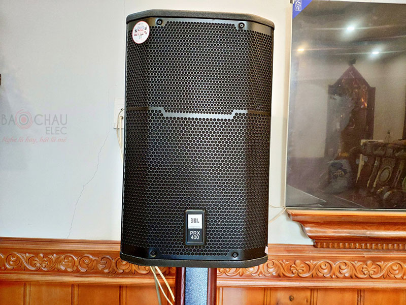 Nhận nhiệm vụ truyền tải âm thanh của bộ dàn này là 4 chiếc loa JBL PRX412M được sản xuất tại Mexico với nguồn linh kiện cao cấp cho có độ bền vượt trội, thích hợp phối ghép cùng các thiết bị khác