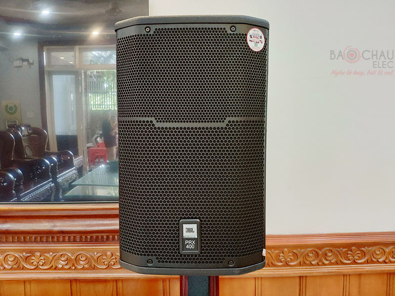 Kiểu dáng loa đứng hiện đại, bề mặt phủ tone màu đen sang trọng, dễ dàng hòa hợp vào mọi không gian giải trí