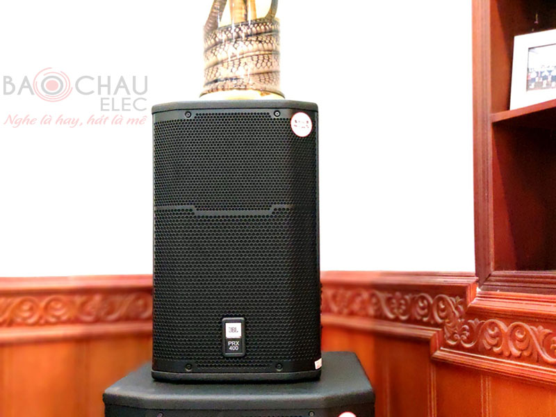 Hệ thống 2 đường tiếng, được tạo nên từ 2 củ loa, bao gồm 1 củ bass 30cm cao cấp JBL M112-8 và 1 củ treble JBL 2414H-C 2.5cm, hoạt động ở mức công suất cực đại 1200W, cho khả năng tái tạo âm thanh mạnh mẽ, sống động, đáp ứng nhu cầu nghe nhạc cũng như karaoke cực hay