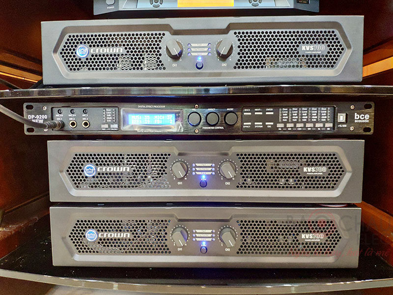 Để kéo 2 cặp loa full và 1 chiếc sub hơi chúng tôi sử dụng 3 cục đẩy 2 kênh Crown KVS 700, chạy mạch Class AB cho công suất 700W/ CH giúp khuếch đại âm thanh mạnh mẽ. 