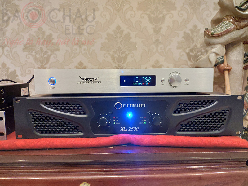 Cục đẩy 2 kênh XLi2500 chạy mạch Class AB cho công suất 500W/ CH, khuếch đại âm thanh ra loa mạnh mẽ.