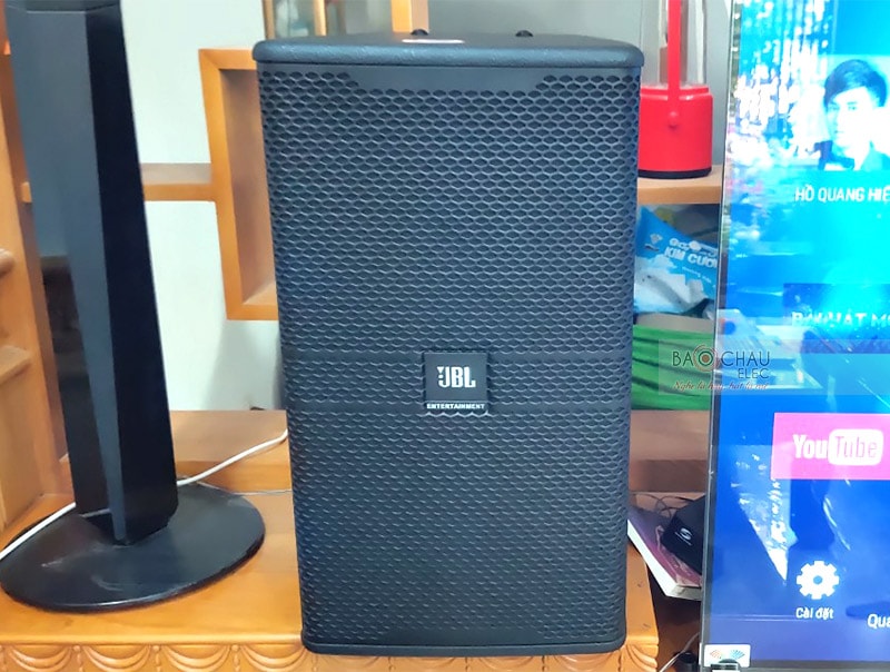 Loa karaoke JBL KP4010 mang đến âm thanh mạnh mẽ, cuốn hút, với công nghệ, sản xuất theo dây chuyền tiên tiến bậc nhất trên thế giới, cùng với những thiết kế tinh xảo, bắt mắt, sang trọng, tinh tế và phù hợp với mọi thời đại, mọi thế hệ
