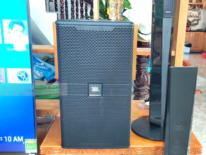 Hệ thống 2 đường tiếng, cấu tạo gồm 2 củ loa, bao gồm 1 loa bass 25cm và 1 loa treble 3.8cm, công suất cực đại lên đến 1200W, cho âm thanh sống động, mạnh mẽ và vô cùng chân thực