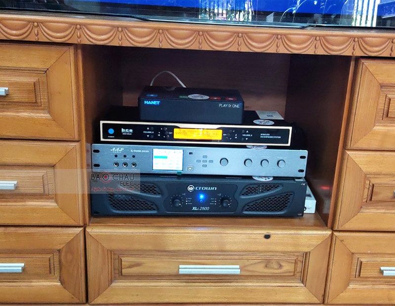 Giữ nhiệm vụ xử lý và khuếch đại tín hiệu âm thanh ra loa cho dàn karaoke này là sự kết hợp hoàn hảo giữa cục đẩy 2 kênh Crown XLi2500 với vang số AAP K9800 New 2020