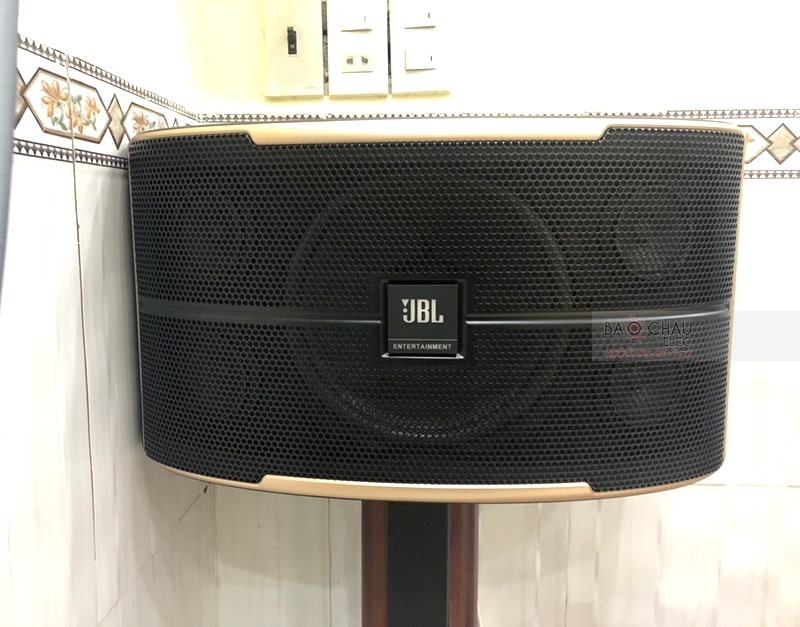 Loa JBL Pasion 10 mang cấu trúc 5 loa, 3 đường tiếng với thiết kế đặc biệt cho khả năng xử lý âm thanh dải cao hoàn hảo, tái tạo đầy đủ dải tần âm thanh. Hoạt động ở mức công suất cực đại 800W cùng độ nhạy 90dB cho chất âm bùng nổ, sống động, không có hiện tượng méo hay vỡ tiếng