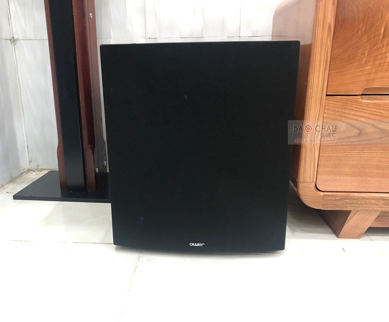 Sub điện Jamo J12 được trang bị củ bass 30cm, mạch khuếch đại Class D công suất 200/ 400W cho âm trầm sâu chắc, uy lực, đáp ứng mọi nhu cầu giải trí về karaoke, xem phim, nghe nhạc tại không gian gia đình