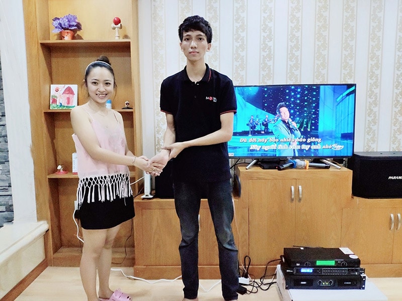 Chị Lan cùng các thành viên trong gia đình rất hài lòng về chất lượng bộ dàn cũng như sự nhiệt tình, chuyên nghiệp của đội ngũ kỹ thuật viên Bảo Châu Elec
