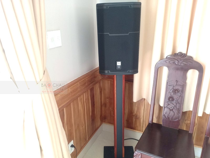 Loa JBL PRX 412M được thiết kế nổi bật, hiện đại với chất liệu gỗ MDF cao cấp của vỏ thùng bên ngoài phủ lớp sơn có thể chống va đập và tác động từ bên ngoài