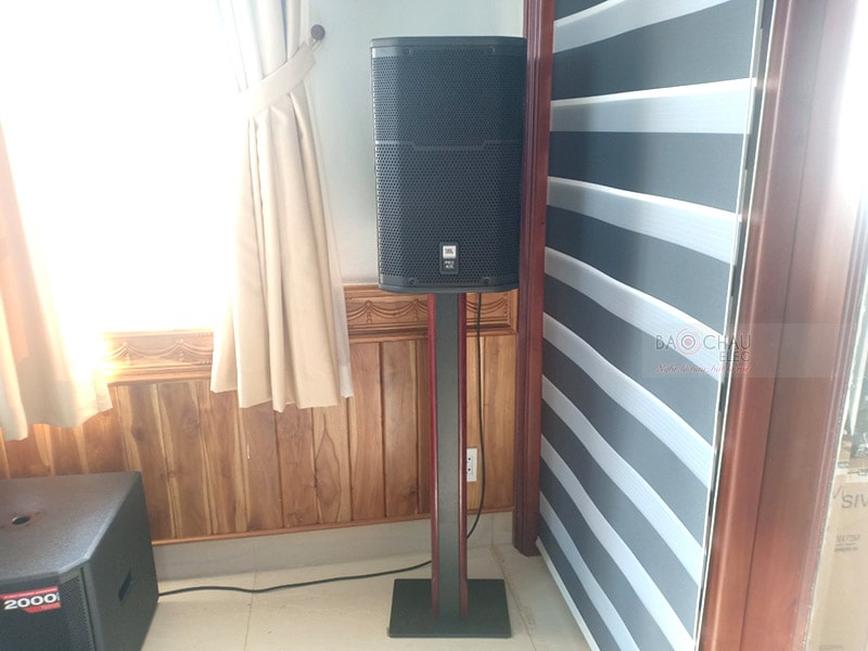 Dòng loa 2 đường tiếng, sử dụng củ bass 30cm cao cấp JBL M112-8 kết hợp cùng củ loa treble JBL 2414H-C 2.5cm, công suất cực đại lên đến 1200W cho âm thanh mạnh mẽ với tiếng trầm sâu chắc, tiếng cao sáng