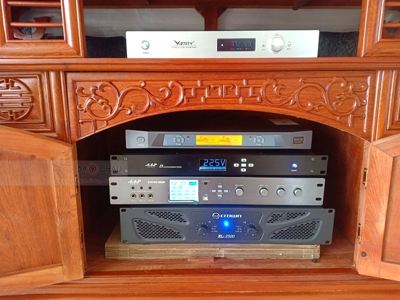 Cục đẩy Crown XLi2500 cho công suất lớn kết hợp với vang số AAP K9800 New 2020 đóng vai trò khuếch đại và xử lý âm thanh ra loa cực hay