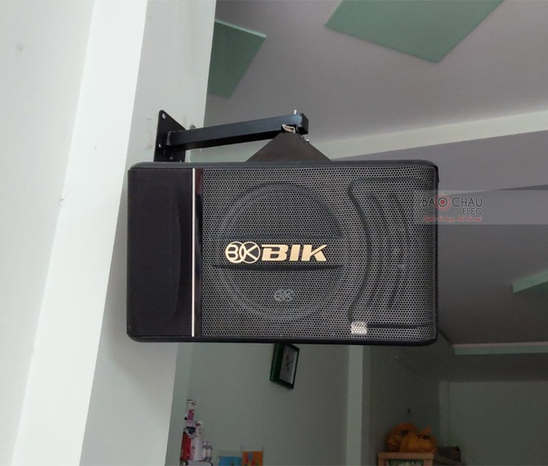 Loa karaoke BIK BJ-S886 được sản xuất với quy trình nghiêm ngặt và hệ thống linh kiện cao cấp tại Nhật Bản. Thiết kế đẹp mắt, mang tone màu đen sang trọng, dễ dàng bố trí mọi không gian giải trí