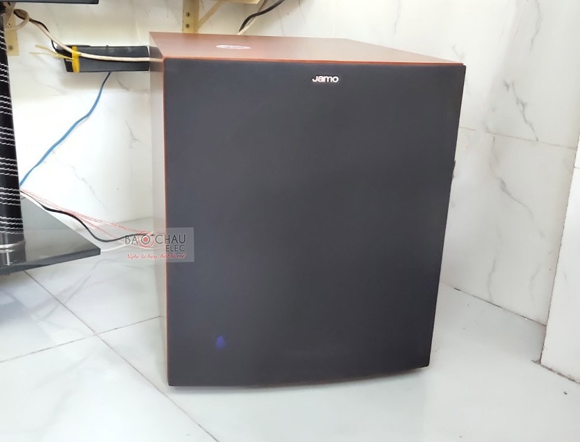 Sub điện Jamo J12 thương hiệu Đan Mạch, trang bị củ bass 30cm, chạy mạch Class D công suất 200/ 400W cho hiệu suất cao, sạch tiếng và tái tạo âm trầm chính xác sử dụng cho hát karaoke, nghe nhạc, xem phim