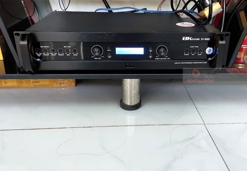 Đẩy liền vang kèm micro không dây BKsound DP6000 - thiết bị 3 trong 1, nhỏ gọn, tiện lợi, dễ sử dụng, phù hợp với nhiều không gian giải trí khác nhau. Sản phẩm được tích hợp nhiều tính năng hiện đại, xử lý và khuếch đại âm thanh ra loa cực hay.