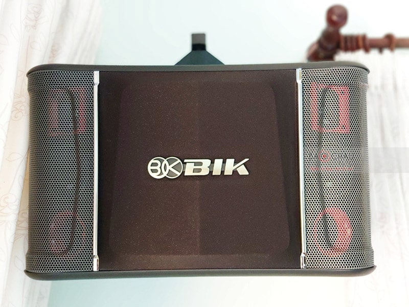 Loa BIK BJ-S968 mang phong cách thiết kế hiện đại, vóc dáng nhỏ gọn nên khá dễ dàng bố trí trên giá, tủ hoặc treo trên trần tạo nên sự hài hòa và phù hợp với không gian phòng hát gia đình