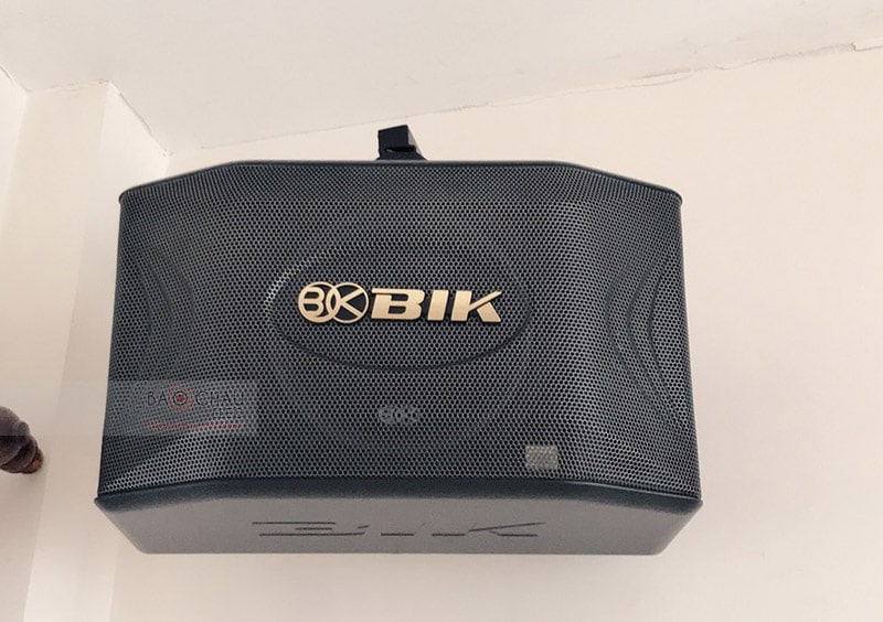 Loa karaoke BIK BQ-S63 sở hữu kích thước nhỏ gọn, màu sắc sang trọng, dễ dàng hòa hợp vào mọi không gian nội thất