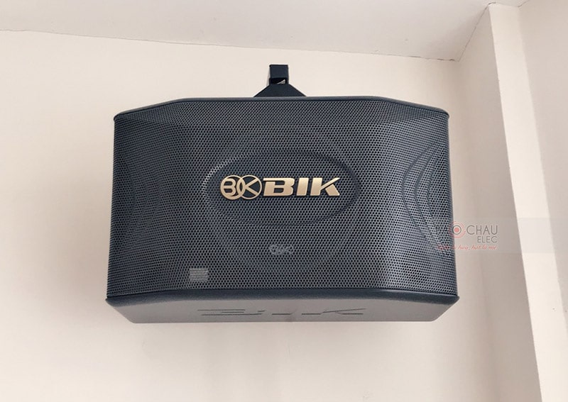 Hệ thống 3 loa, 2 đường tiếng, hoạt động ớ mức công suất 150/ 450W, cho âm thanh sống động, chân thực, phù hợp cho phòng rộng 15 - 20m2