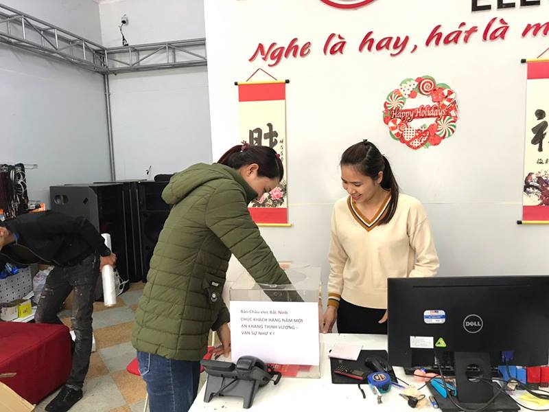 Khách hàng nhận lì xì đầu năm tại showroom 23 Lý Anh Tông - TP Bắc Ninh